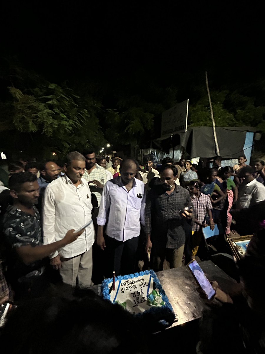 DammalaAjay's tweet photo. మహానేత డాక్టర్ వైయస్ రా��శేఖరరెడ్డి గారి 75వ జయంతి సందర్భంగా సంతనూతలపాడు నియోజకవర్గం మంగమూరు లో ఘనంగా వేడుకలు నిర్వహించిన వైయస్ఆర్ సీపీ నాయకులు, కార్యకర్తలు.

#YSRLivesOn
#YSRJayanthi
#YSRForever https://t.co/VtPCzs38bI