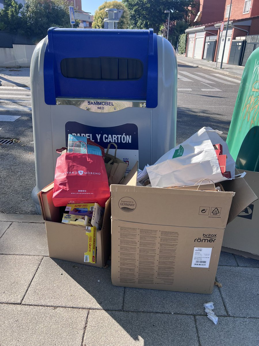 jesuscampay's tweet photo. @AytoParacuellos ya sé que los ciudadanos somos muy cerdos, pero entiendan que en lugar de ir a mejor vamos a peor. Hemos pasado de contenedores de cartón, con una boca y tamaño decentes, a estos iglús más pequeños de tamaño y de boca . Ahí van nuestros impuestos. #basuracuellos https://t.co/H7Av2Vde3q