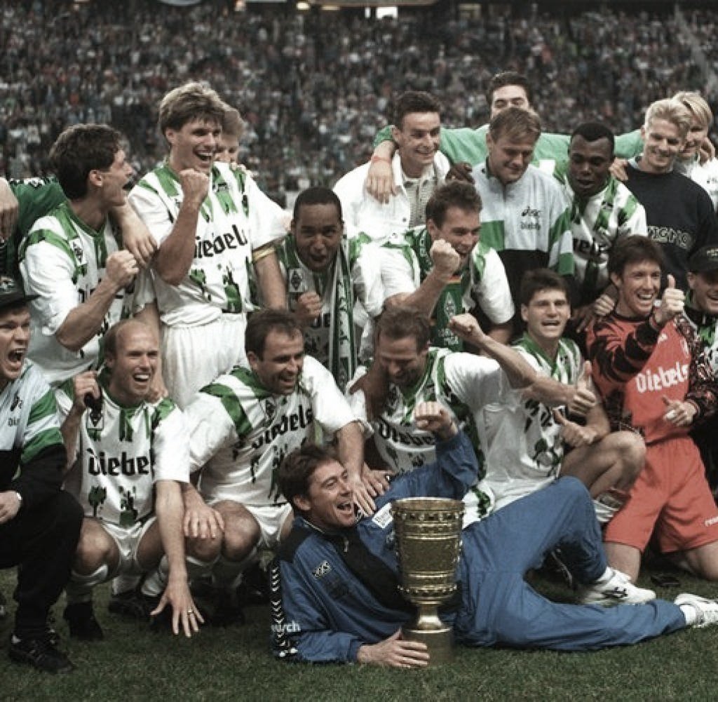 DiaCamisa's tweet photo. Dia 325 
Camisa titular do Borussia Mönchengladbach na temporada 1994/95 
Mais uma camisa lendária aqui na página, dessa vez o uniforme super ousado na Asics para o Gladbach de 1994/95, ano que marcou a última conquista importante para o clube alemão até hoje https://t.co/UHJVjrADMr