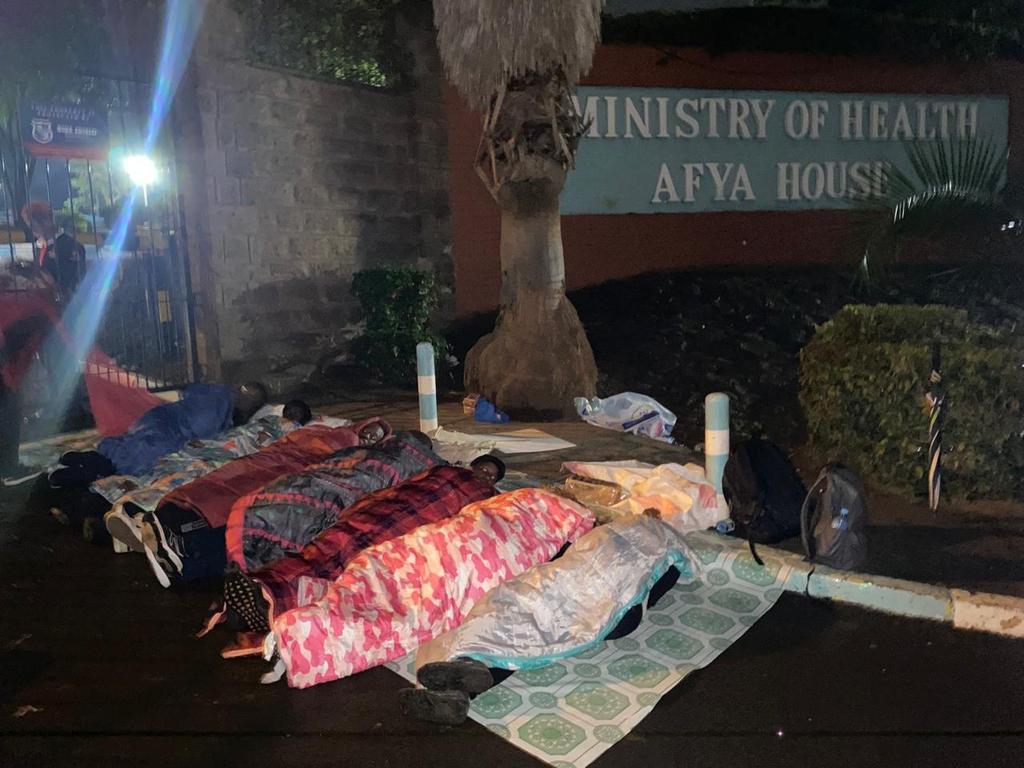 Winnie36457438's tweet photo. These are not dead bodies outside @MOH_Kenya,these are Medical Doctors whose only mistake was to be Smart enough to get admission to Medical schools and intelligent enough to finish the 6-7 years training program.Why is the @MOH_Kenya hell bent on halting our career progression https://t.co/qnTDjWOrcx