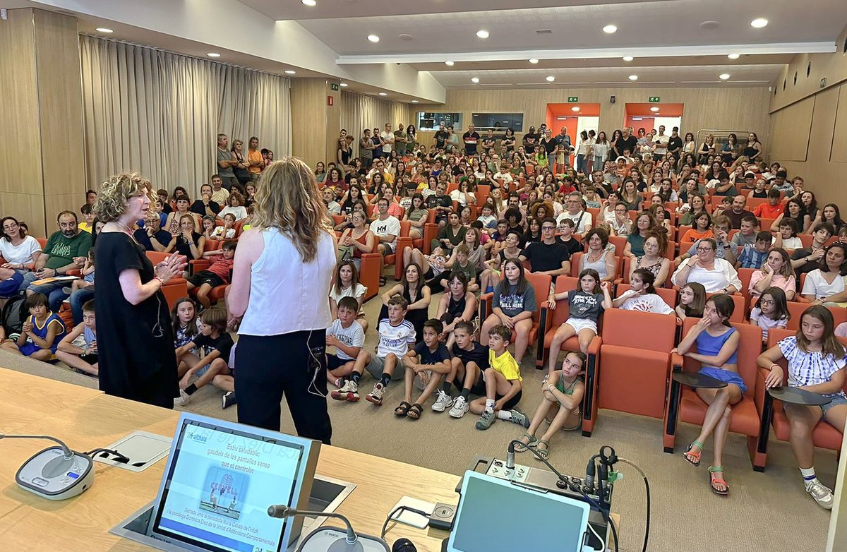 althaiamanresa's tweet photo. 🎮Èxit de convocatòria per seguir la xerrada sobre l’ús saludable de les #pantalles a l’#estiu

📲Més de 250 persones van omplir la Sala d’Actes de l’Hospital Sant Joan de Déu per conèixer com poden utilitzar de manera saludable el mòbil i els videojocs

🔗https://t.co/Fj5bV2hJp5 https://t.co/Ex2WCmU3Hy