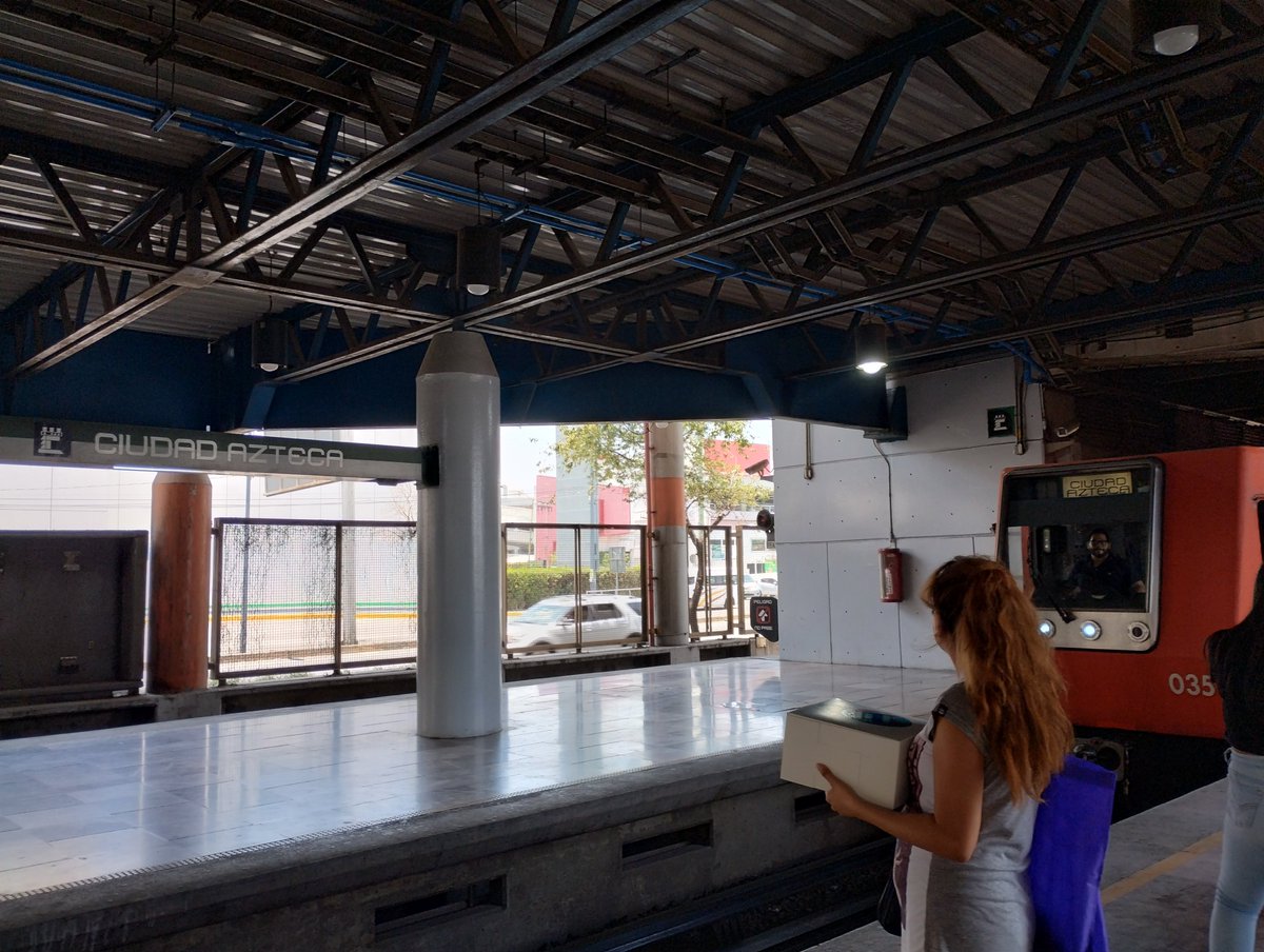 ranalevario's tweet photo. Que les cuento que en estación cdm azteca sigue estorbando el changarro en los andenes , de verdad espero que quiten todos estos estorbos ,ya que roban espacio para el tránsito libre de los usuarios @metro https://t.co/GVi27aLzSm