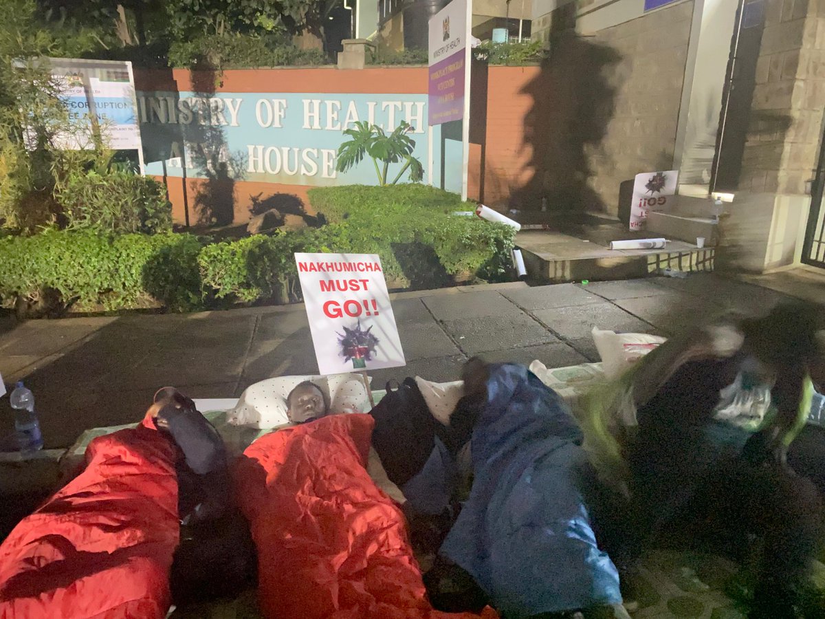 MuseMunga's tweet photo. We will keep vigil until they post all of us as per CBA.Tutakesha hapa kwa entrance ya MOH. We should not be begging to get posted so as to tend to the sick in our society.We wont forget the troubles,humiliation this KK govt is taking us thru!
#OccupyMOH #Postmedicalinterns https://t.co/CQdh4bW68A