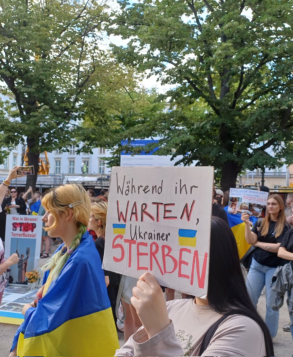 Kei_Nie_'s tweet photo. #b0807 Wütende Spontan-Demo mit mehreren hundert Menschen vor der russischen Botschaft gegen den russischen Terror in der #Ukraine. "#Russia is a terrorist state!"
#SupportUkraine https://t.co/KewAXHghYx