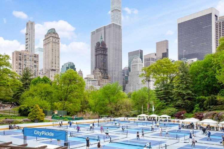 Summertime in #CentralPark calls for #Pickleball 🏓 #WollmanRinkNYC #CityPickle

📸 @aireuws

#ThingsToDoNYC #SummerInTheCity #FamilyActivities #NYCEvents
