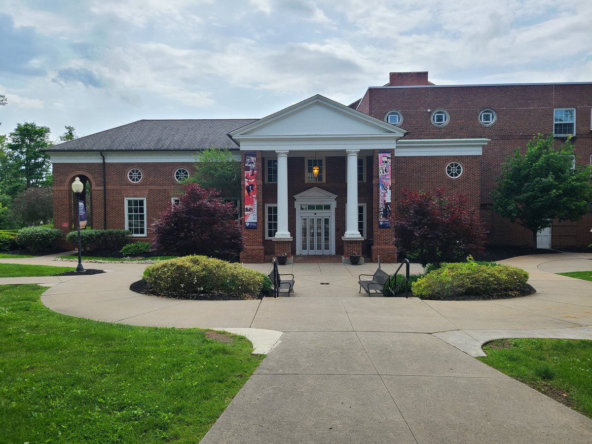 JerzTony's tweet photo. I've heard of a watchdog but a "watchcat"?  Day and night, Tommy the Tomcat watches closely over the beautiful @ThielCollege campus! #prettycollegepics https://t.co/hYFTogUJQH