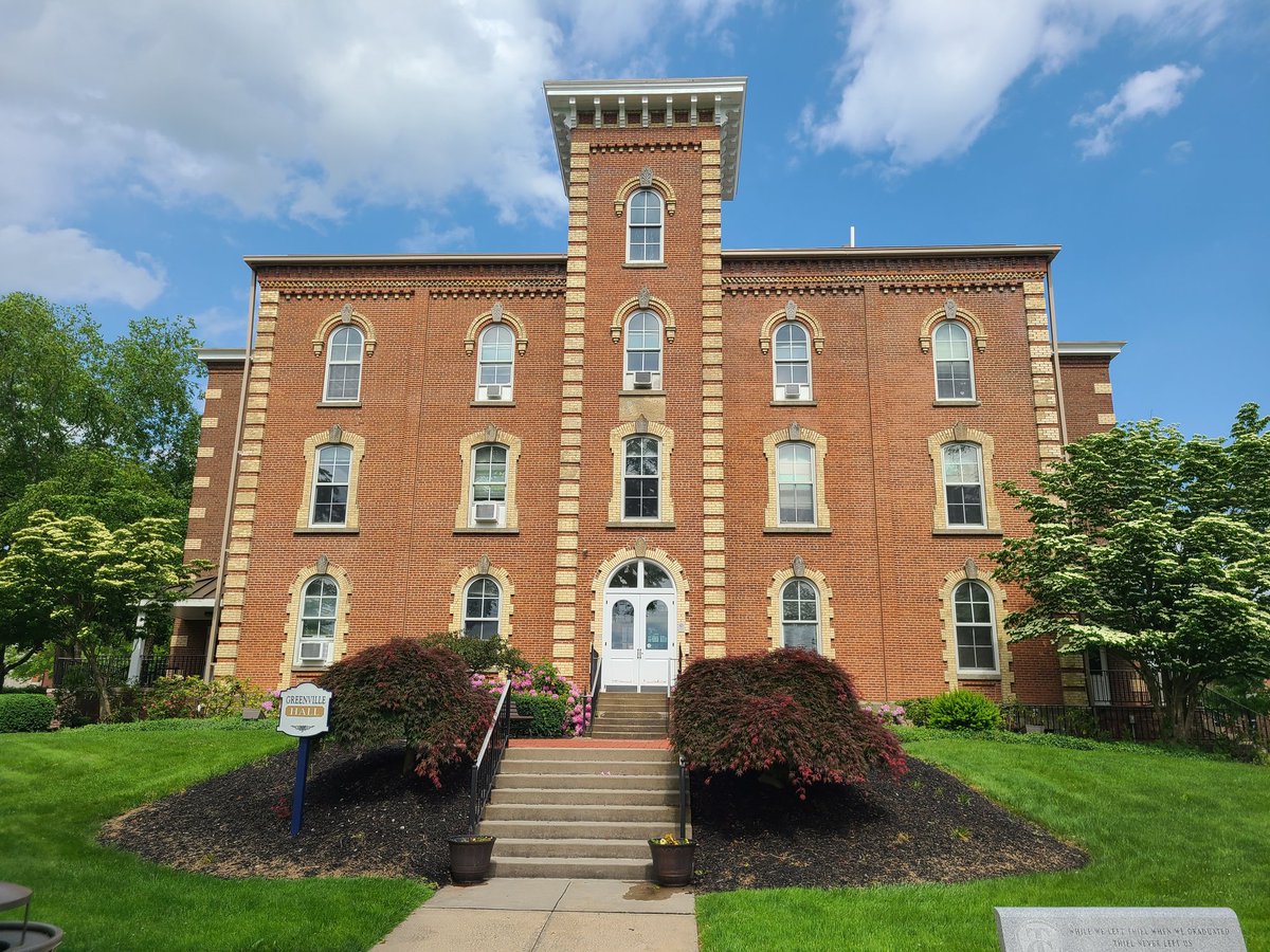 JerzTony's tweet photo. I've heard of a watchdog but a "watchcat"?  Day and night, Tommy the Tomcat watches closely over the beautiful @ThielCollege campus! #prettycollegepics https://t.co/hYFTogUJQH