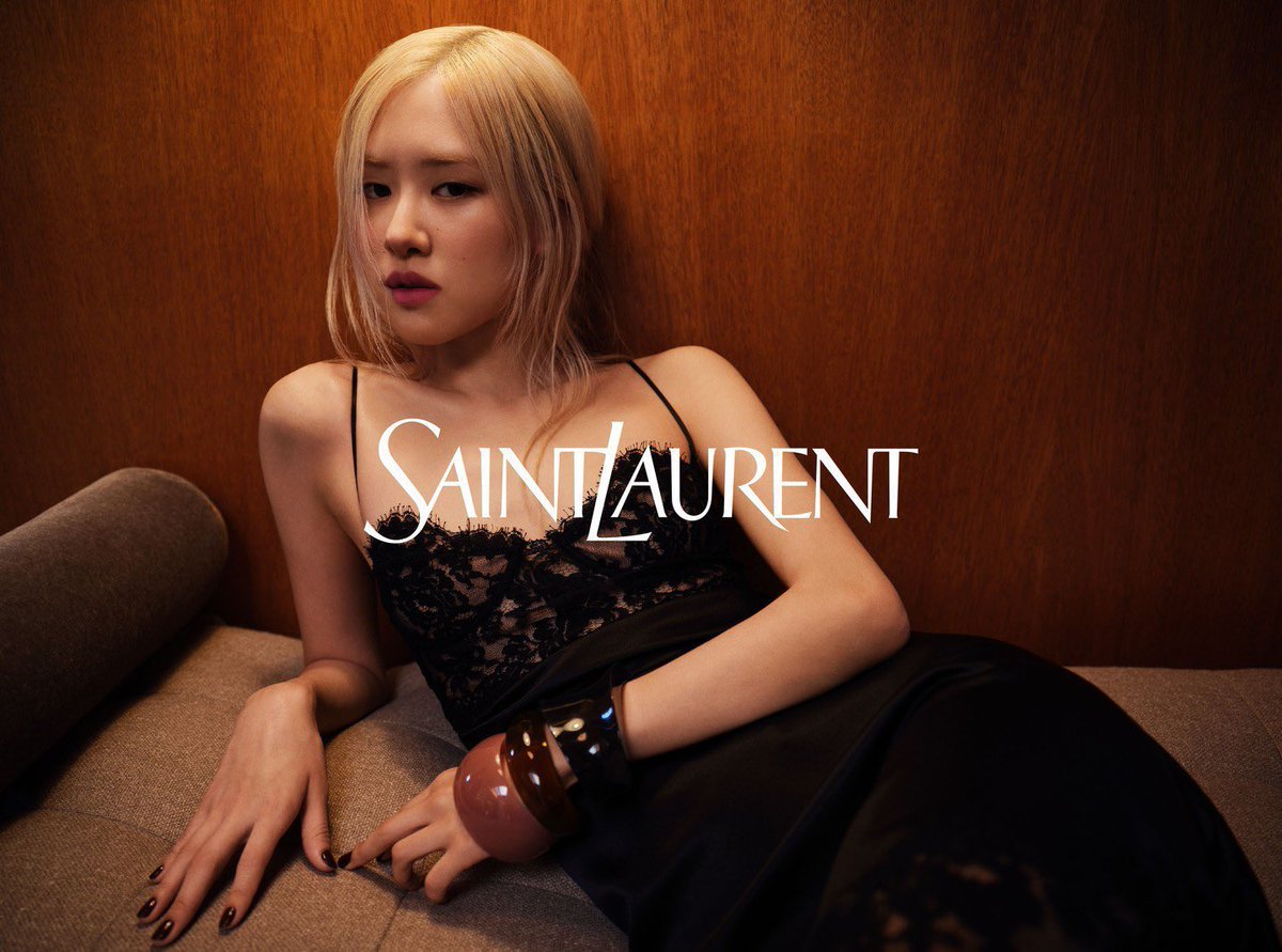 PIINKREVOLUTION's tweet image. RT &amp;amp; REPLY FOR ROSIE🤍

ROSÉ for Saint Laurent
#ROSÉ #ROSÉxSaintLaurent