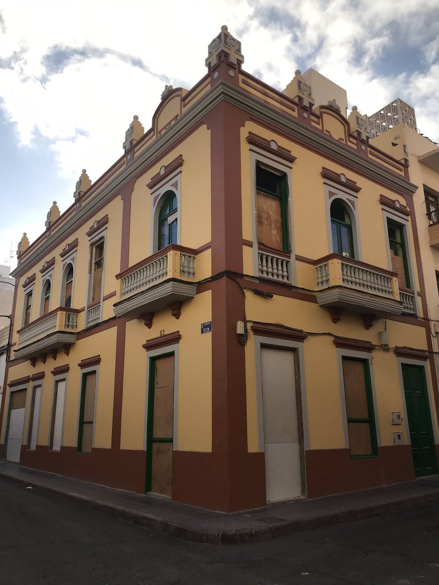 VicenteLlorca's tweet photo. Restaurada una histórica fachada que amenazaba ruina en la calle Tecén con Gordillo, en #LaIsleta. Frente a la despersonalización de los nuevos edificios que invaden la zona, apuesta por preservar la identidad. Así sí. El barrio que queremos. @DistritoPuerto https://t.co/nUe7ktH6aH