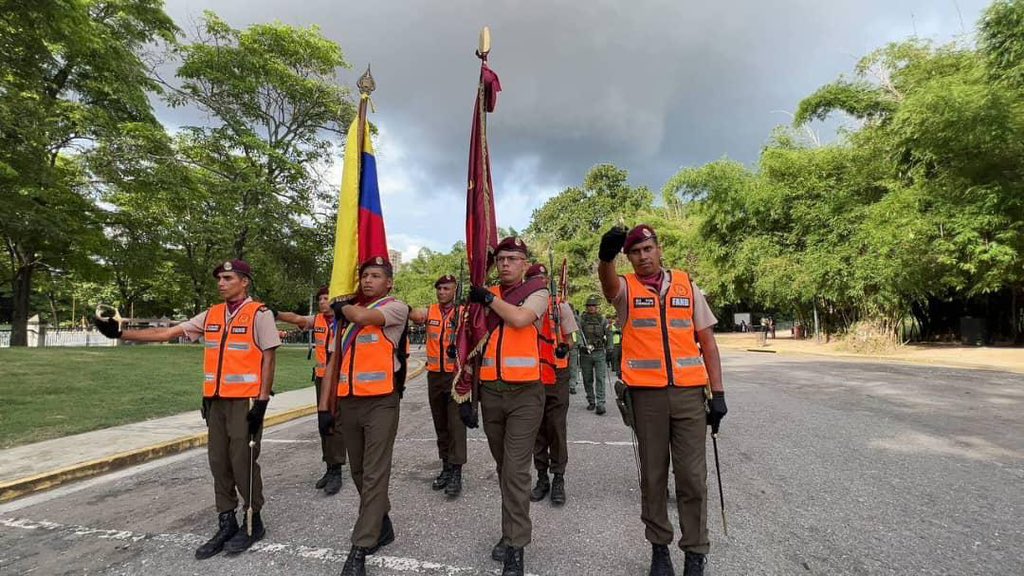 dhernandezlarez's tweet photo. Con la izada de nuestra bandera desplegamos a los 4 vientos nuestra resolución de ser libres para siempre ! 
Para nosotros la patria es primero !

#IntegrarEsVencer https://t.co/stwdZJdd70