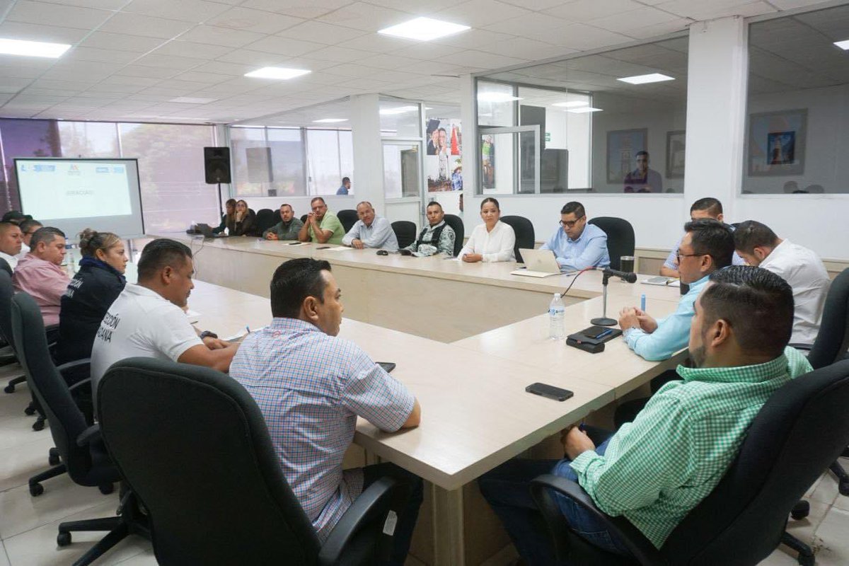 charro_rl's tweet photo. Sostuvimos nuestra Reunión Semanal para la Construcción de la Paz, dónde se expuso un panorama general de las actividades que desarrollan las distintas corporaciones que la conforman, en las áreas operativas y de administración para mejorar el desempeño de todos los elementos. https://t.co/4FppATcZFc