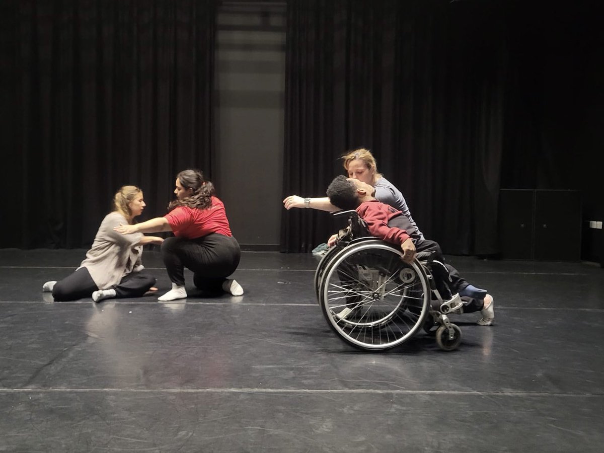 Diolch yn fawr / Muito obrigado to Fernanda Amaral and her lovely team of dancers from Dança Sem Fronteiras for  delivering an amazing ‘Dance Ability’ workshop today as part of our ‘EXPLORE’ training programme! 
Project partners: @artiscommunity @ymaarlein  funding: @celfcymruart
