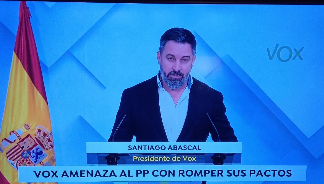 daz_soraya's tweet photo. #Oleee 👏 👏 👏 👏 👏 @Santi_ABASCAL #SoloQuedaVox #ConVoxOConNadie  #VOXÚTIL #VOXCUMPLE 🇪🇦 🇪🇦 🇪🇦 🇪🇦 🇪🇦 https://t.co/KRt6obdV8T