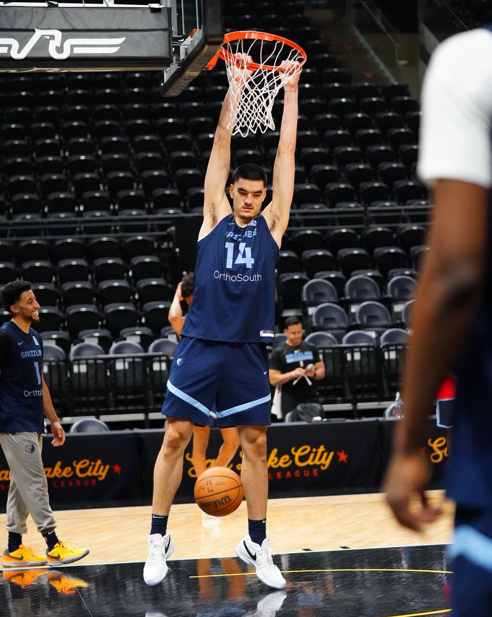 BleacherReport's tweet photo. This pic of Zach Edey dunking 😭 😳 

(via @memgrizz) https://t.co/8QgX3WyoIt