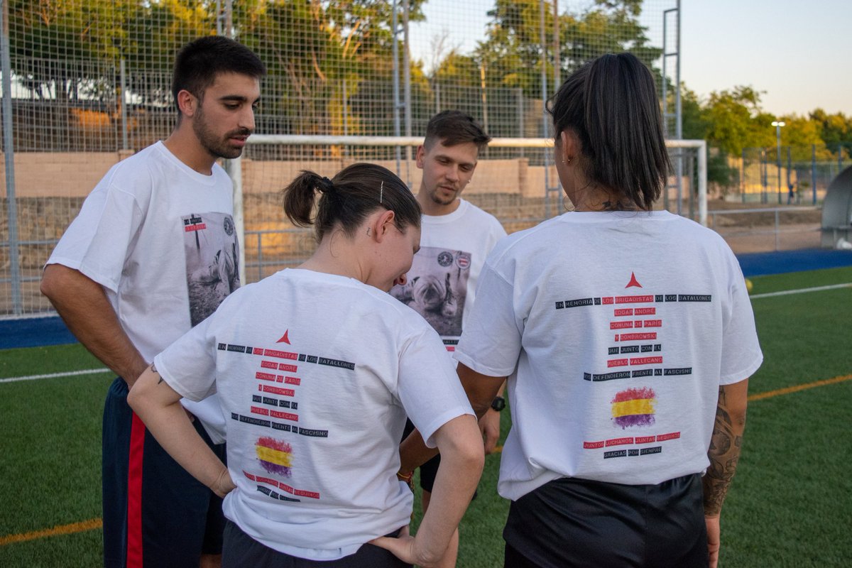 CDIVallecas's tweet photo. No prometemos que te vayan a quedar así de bien... 🔥👀
pero hemos hecho esta preciosidad de camiseta para que la luzcas este verano 🏄 🇱🇻
Por 15 euritos este sábado podrás adquirirla.
No te quedes sin ella!!!💥✊⚽ https://t.co/ZlXu4N1EyR