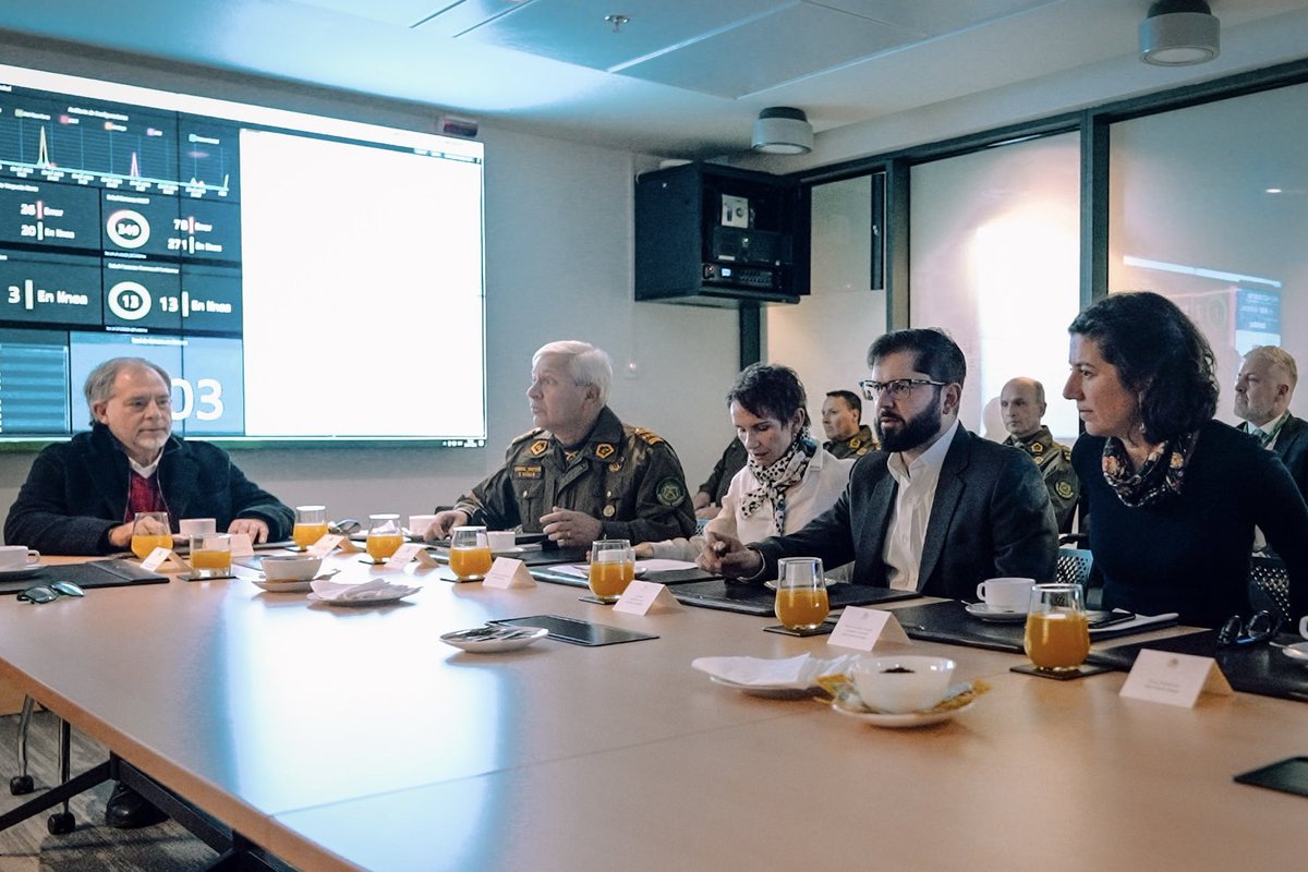GabrielBoric's tweet photo. En la Cuenta Pública de 2023 anuncié la implementación del primer sistema integrado de teleprotección del país que utiliza inteligencia artificial para prevenir y detectar delitos. Hoy, este sistema es una realidad.

Este Sistema Integrado de Teleprotección con Inteligencia Artificial (Sitia), permitirá contar con toda la información de tránsito contenida en un mismo lugar y así mejorar la prevención, detección y seguimiento de vehículos con encargo por robo. 

Es la primera vez en nuestro país que se realiza un esfuerzo de coordinación como este, que demuestra que el Gobierno, los municipios, las policías, el Ministerio Público, los privados y el mundo de la ciencia podemos y debemos trabajar juntos por el bien de Chile y su gente.