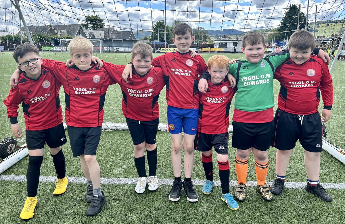 ⚽️😃 GŴYL CWPAN Y MIDLAND😃⚽️

Cafwyd bore bendigedig o bêl-droed yn <a href="/BalaTownFC/">Bala Town FC</a> wrth i bedwar tîm o’r ysgol gystadlu yng Ngŵyl Cwpan y Midland.

Ymdrech arbennig gan bawb a digon o goliau gwych!😃

Llongyfarchiadau i dîm A ar ddod yn 3ydd 🥉(ac am beidio a cholli yr un gêm!)