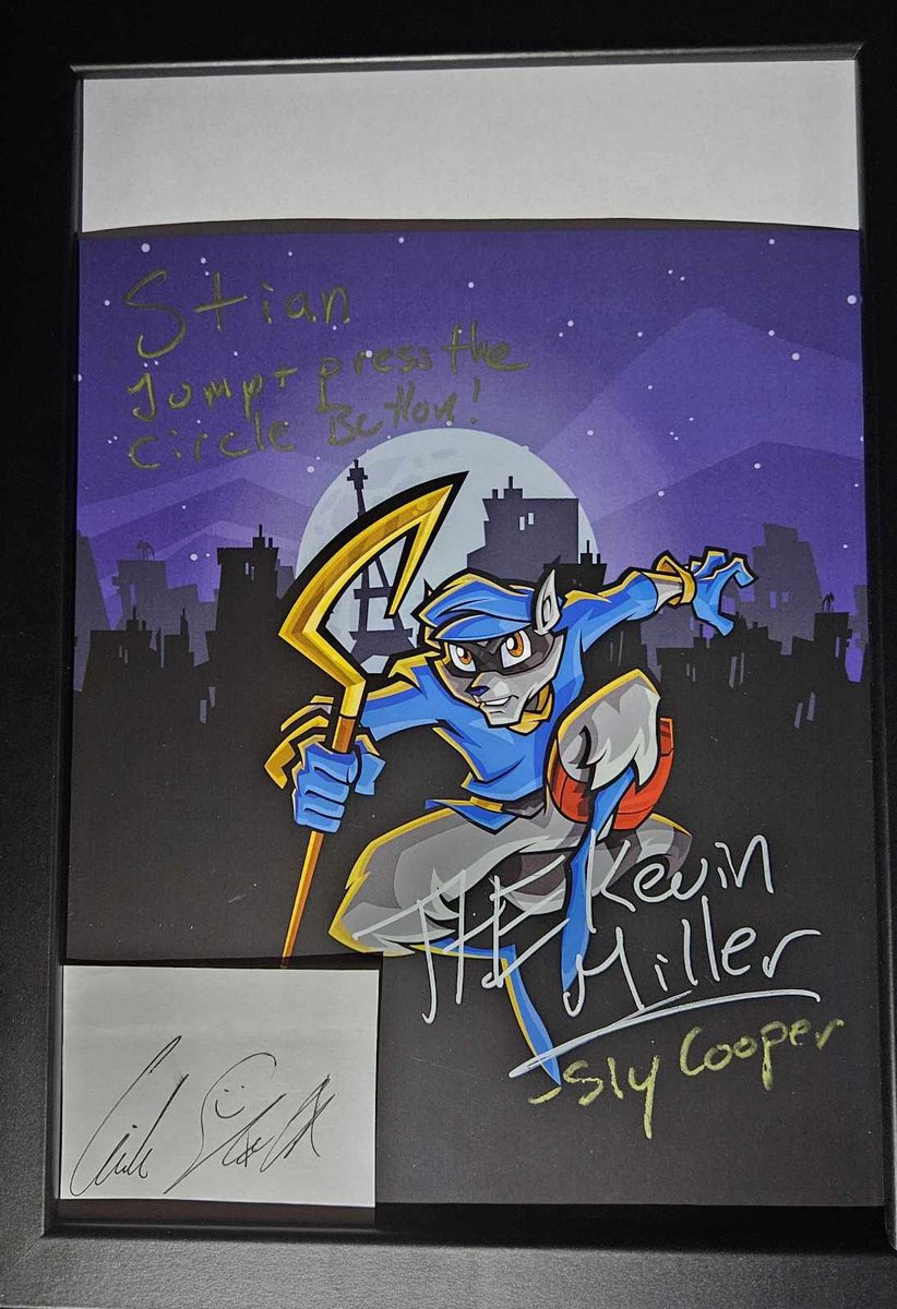 So a while ago I got this awesome signed photo by THE amazing <a href="/THEKevinMiller/">Kevin Miller | Sly Cooper's voice</a> in the mail! At the same time, I was attending a voice actor course, held by Erik Skøld, the Norwegian voice of Sly!

So now I have both of my childhood heros in the same frame! 💙🦝💙