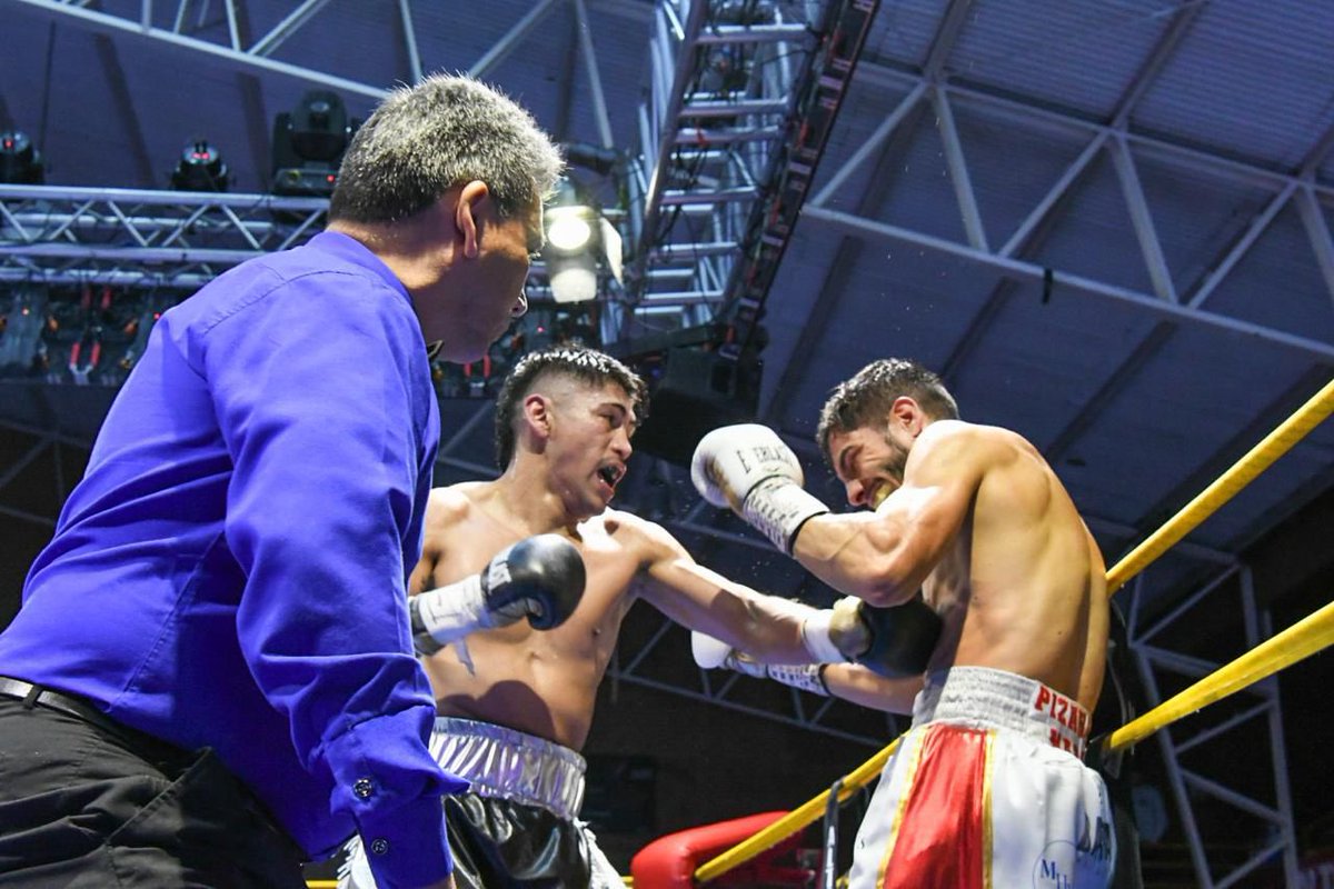 COMBOXCHILE's tweet photo. En Alto Hospicio, el púgil oriundo de Chiloé, Sebastián Caucaman venció por KOT 7 al local Felipe Pizarro.
El duelo entre dos de los mejores Ligero de Chile finalizó a los 01’:58” del séptimo round cuando el árbitro José Vega detuvo el combate. 
#BoxeoProfesional #BoxeoChile https://t.co/NMd9vhMbES