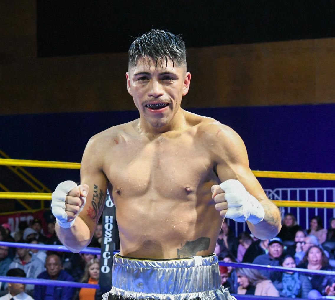 COMBOXCHILE's tweet photo. En Alto Hospicio, el púgil oriundo de Chiloé, Sebastián Caucaman venció por KOT 7 al local Felipe Pizarro.
El duelo entre dos de los mejores Ligero de Chile finalizó a los 01’:58” del séptimo round cuando el árbitro José Vega detuvo el combate. 
#BoxeoProfesional #BoxeoChile https://t.co/NMd9vhMbES