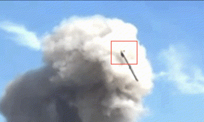 olarhat's tweet photo. Russian lackeys are spreading fake news with a collage of a missile hitting a children's hospital in Kyiv, comparing it to an NASAMS missile. A slow-motion video clearly shows a turbojet engine on a pylon in the tail section, typical of 🇷🇺Kh-55 missiles. This is a unique marker. https://t.co/Xy09pkog1w