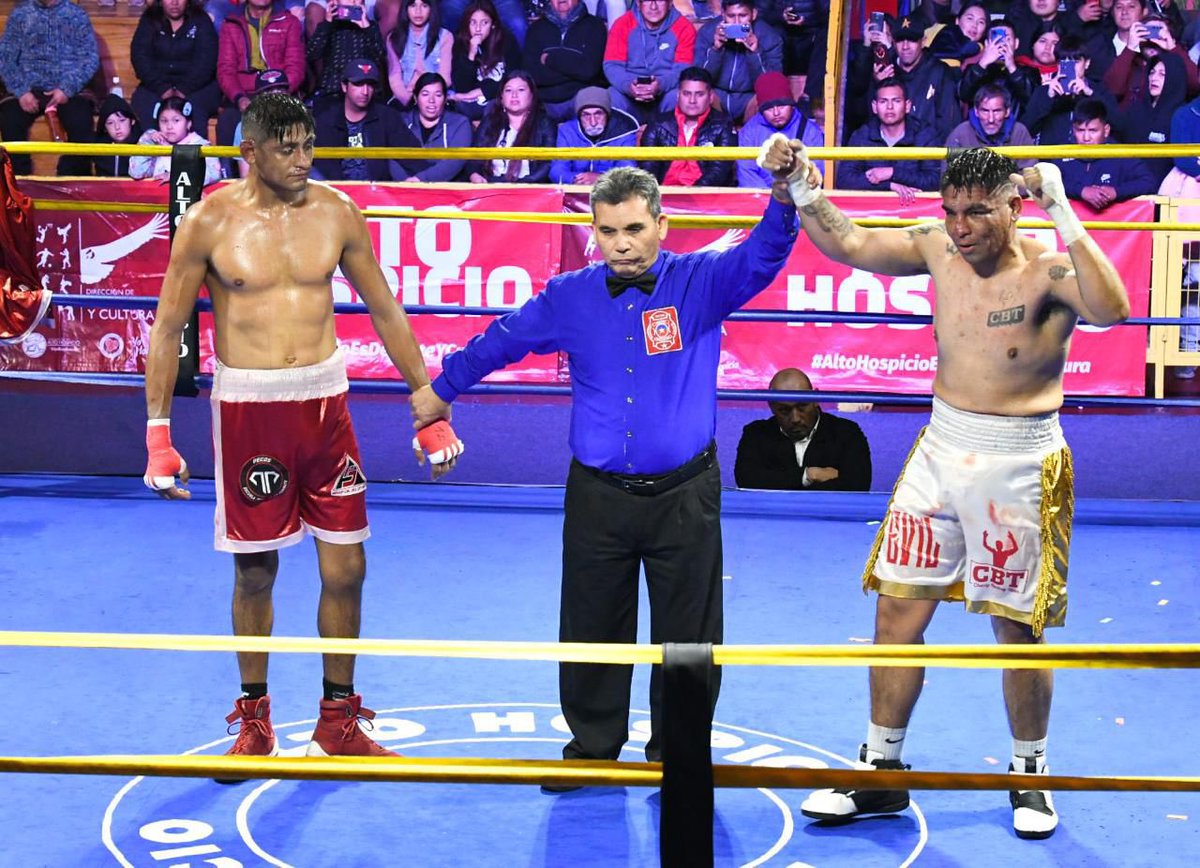 En Alto Hospicio, tras un vibrante combate; el local Abraham Tebes tuvo un retorno exitoso a la actividad con triunfo por decisión mayoritaria ante el peruano Jesús Avilés.
Tarjetas: Humberto Cappona 77-75, Orlando Carvajal 76-76 y Milenko Cuevas 77-75 #BoxeoProfesional