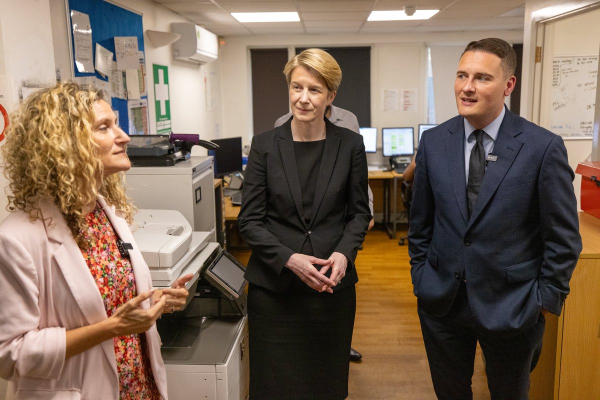 Today Secretary of State for Health and Social Care @WesStreeting and <a href="/NHSEngland/">NHS England</a> Chief Executive <a href="/AmandaPritchard/">Amanda Pritchard</a> were shown around Abbey Medical Centre by <a href="/Dr_Ellie/">Dr Ellie</a>.

He heard from patients and staff and pledged to bring back the family doctor as he fixes the broken NHS.