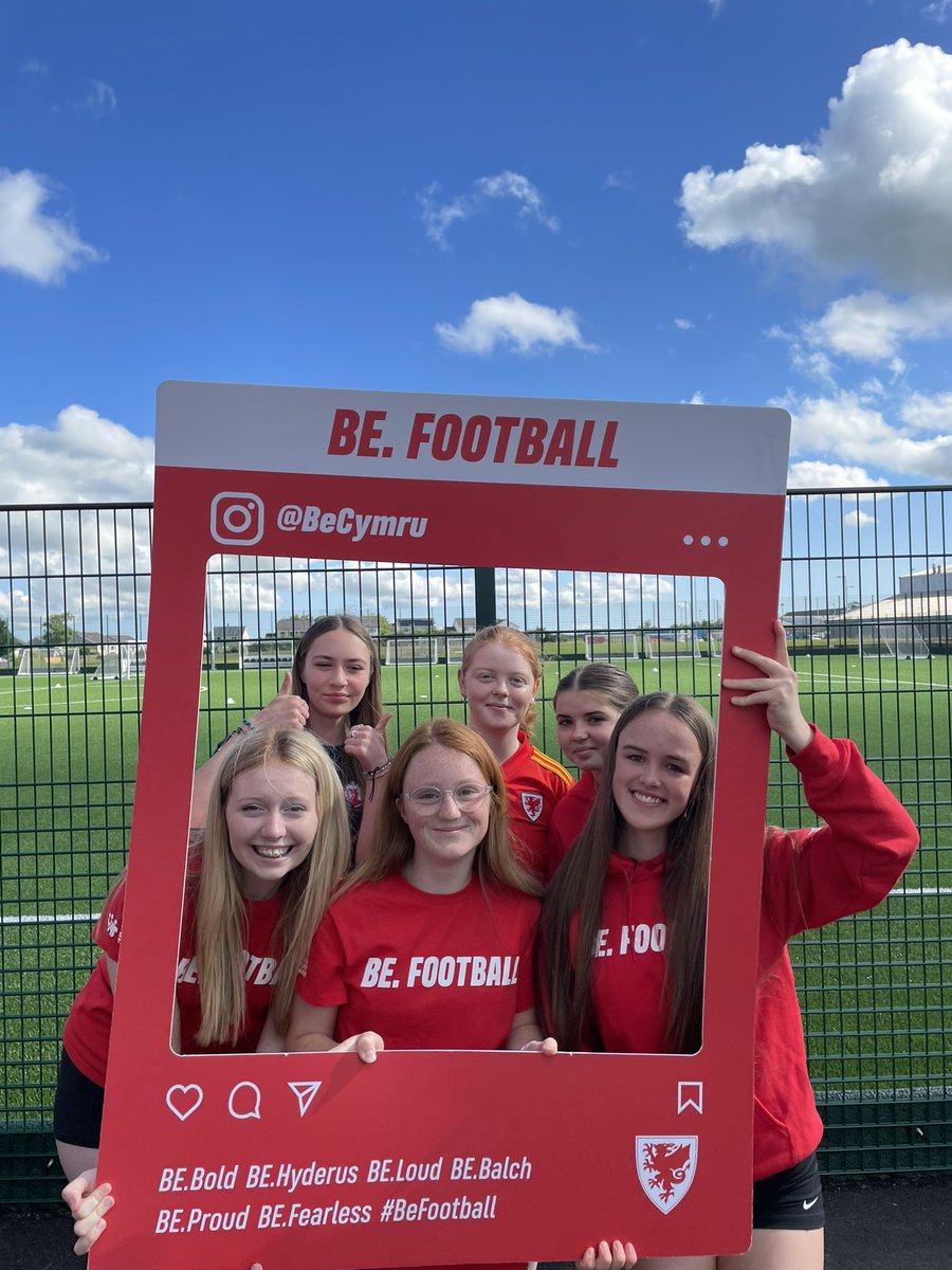 Emma Roberts tweet media