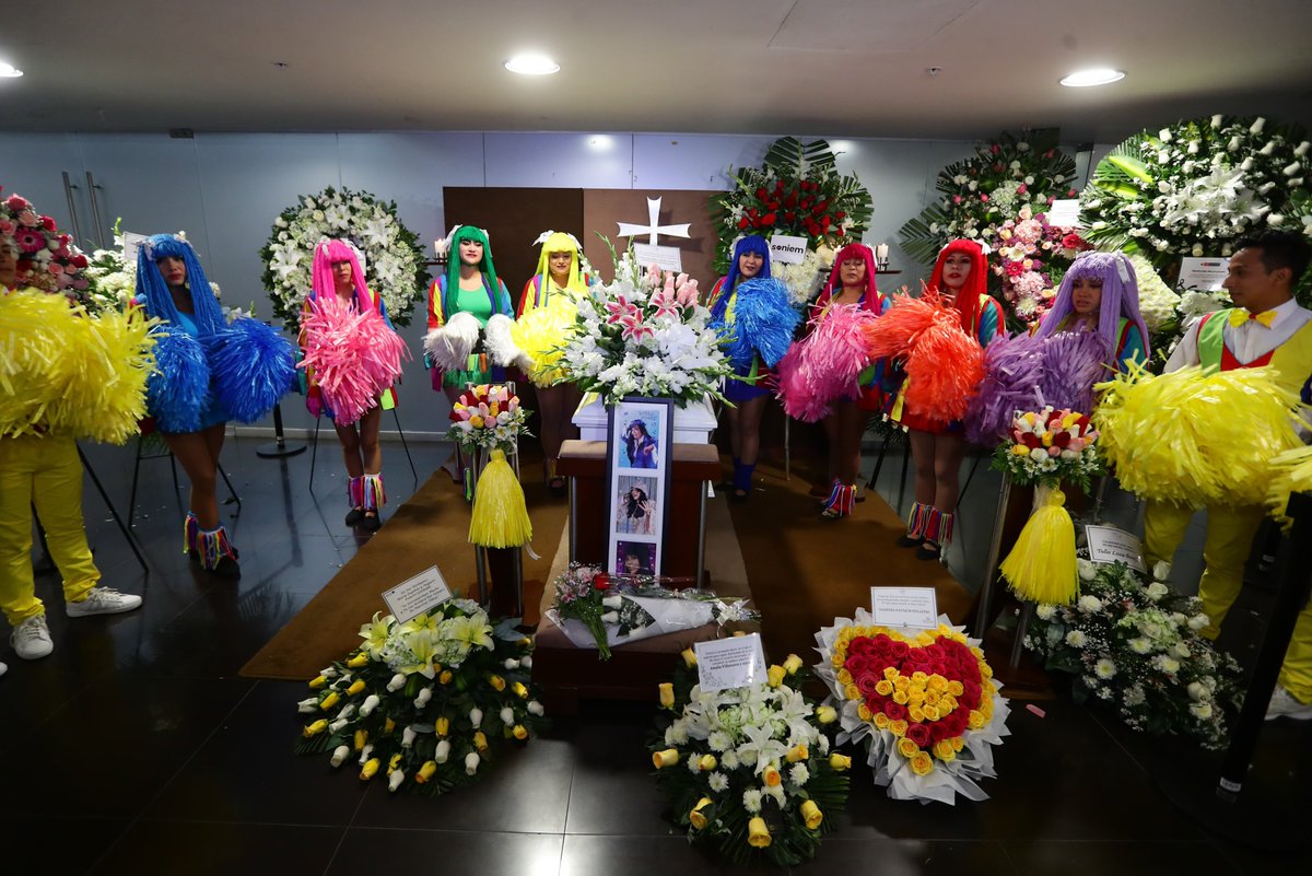 peru21noticias's tweet photo. 🥹Ministerio de Cultura considera otorgarle un reconocimiento a Yola Polastri

Burbujitas, seguidores y familiares llegan al Ministerio de Cultura para darle el último adiós a Yola Polastri: https://t.co/iIVQGmR9ld

📸: Jesús Saucedo / GEC

#YolaPolastri #animadorainfantil #MinisteriodeCultura #Peru21noticias