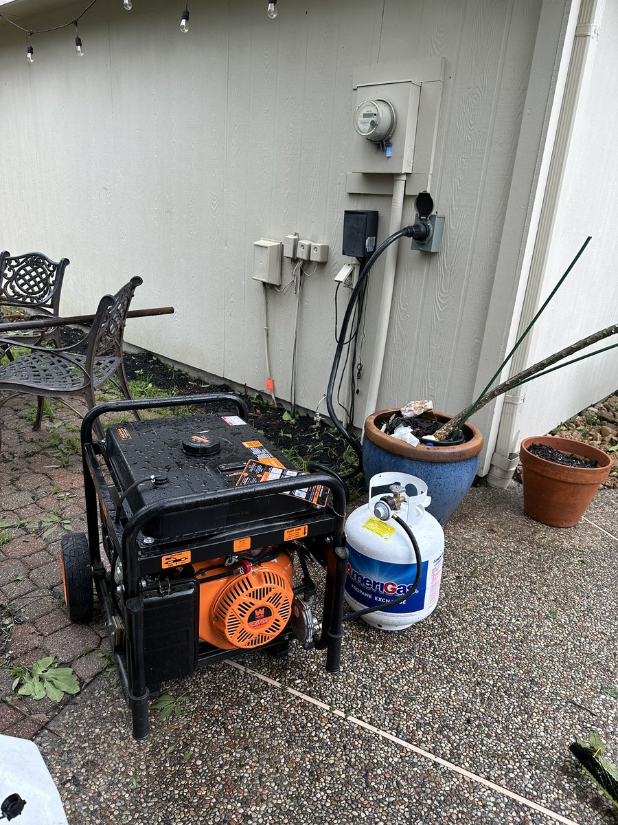 Jimmy_3_Tech's tweet image. Lost power around 5am 
Lost 2/3 of my Fence 
(Ironically was getting replaced this week)
Generator is hooked up and back fed into the casa so I’ve got power but lots of clean up. #HuracanBeryl