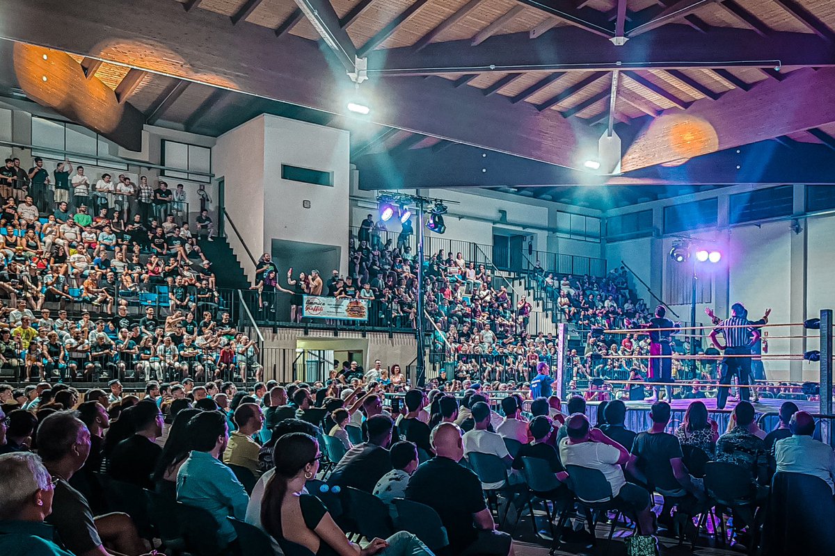 itSamDellaValle's tweet photo. Yesterday over 1000 fans showed up to witness my beauty.
The #ItalianTakeover is real 🇮🇹
@nwa Wrestling Megastars @MilanWrestling
#wrestling #wrestlingitalia #wrestlingitaliano #europeanwrestling #bovolone #verona #nwa #nwapowerrr #samdellavalle https://t.co/p0D3SeH0hJ