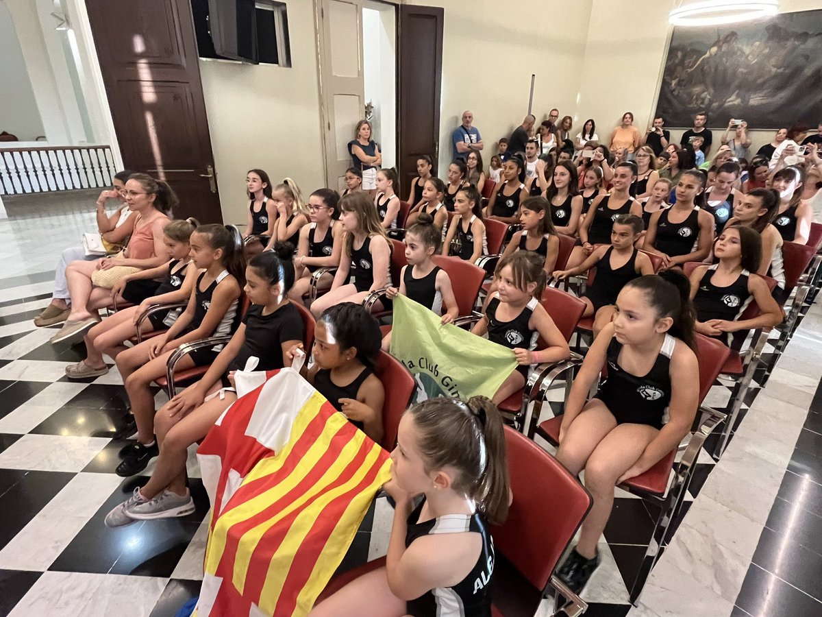 Avui hem rebut a l'Ajuntament a l'Igualada Club Gimnàstic Aula com a reconeixement a la bona temporada que han fet les gimnastes de totes les categories. Enhorabona!