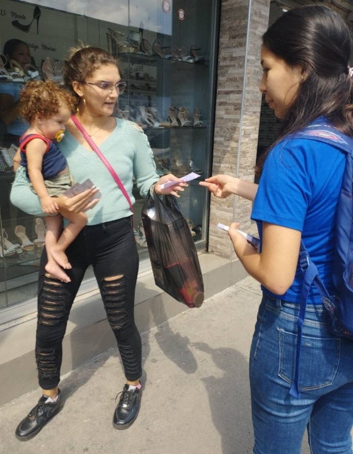 Volanteo informativo de los servicios que ofrecemos en la Casa de la Mujer Juana Ramírez. Acción realizada por las estudiantes del Instituto Universitario de Tecnología de Administración Industrial, (IUTA). Como parte de su proyecto comunitario en nuestra organización.