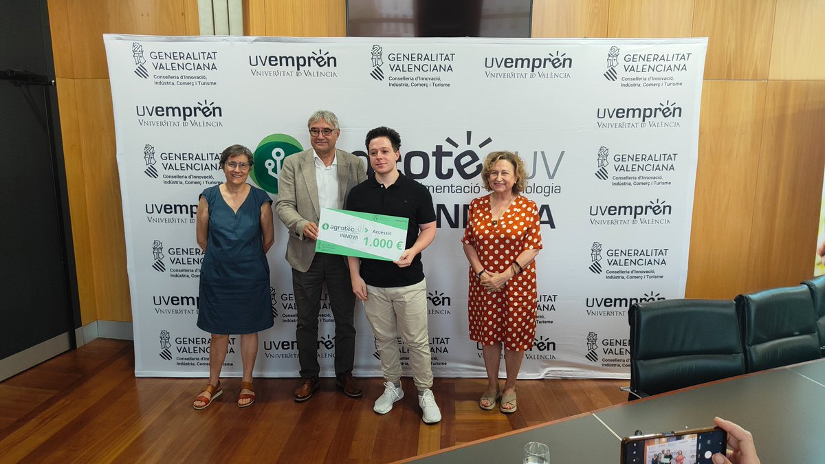 Els estudiants de la nostra Facultat Raúl Sampedro Frias i Andrea Muñoz Pinazo han guanyat un accèssit amb el projecte FootLocker. També Mª Isabel Blanco  del projecte SialoTest ha guanyat un accèssit al Campus AGROTEC INNOVA amb patrocini de cindi.gva.es/va. Enhorabona!!