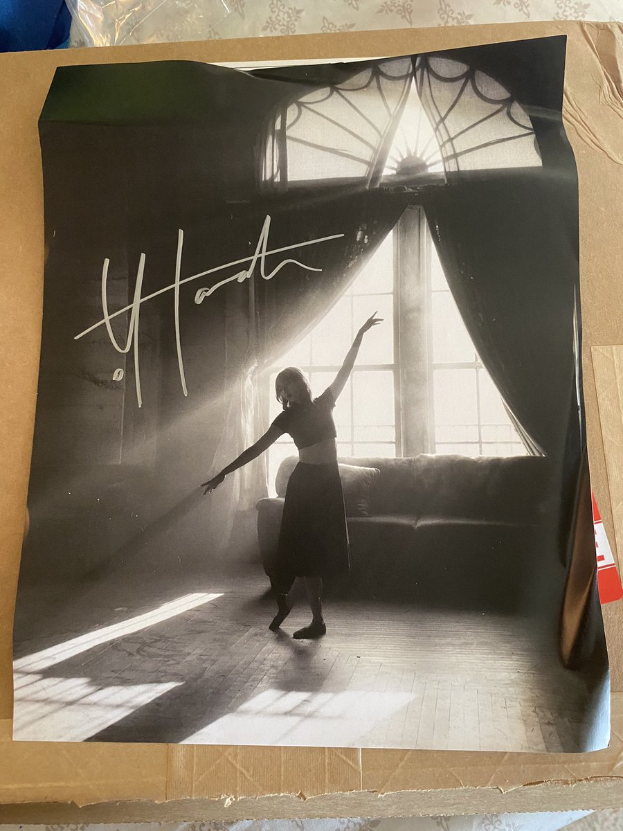 betelbreakfast's tweet photo. @hannahhbbahng finally got my stuff and my poster is crumpled :( https://t.co/rNDgUjOcNi