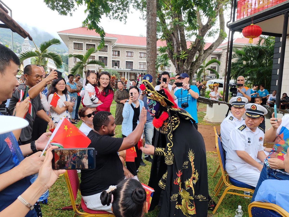 Lin_Nan1's tweet photo. #Chinese naval officers from #ArkPeace with the Seychelles #NationalChoir, presented a wonderful performance to #Seychelles people in the downtown of #Victoria. The show included #PekinOpera, #SichuanOpera, songs, dances, choir performances. https://t.co/gmQ5IOq9ga