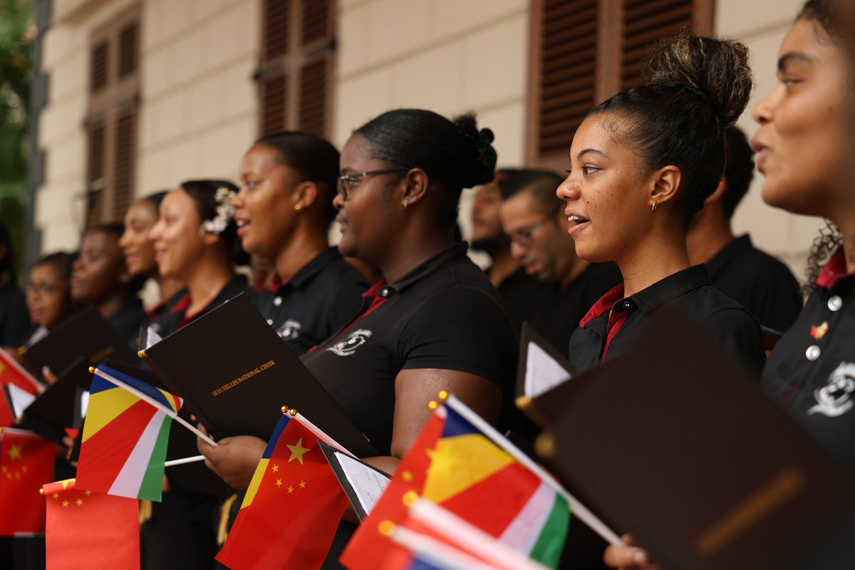 Lin_Nan1's tweet photo. #Chinese naval officers from #ArkPeace with the Seychelles #NationalChoir, presented a wonderful performance to #Seychelles people in the downtown of #Victoria. The show included #PekinOpera, #SichuanOpera, songs, dances, choir performances. https://t.co/gmQ5IOq9ga