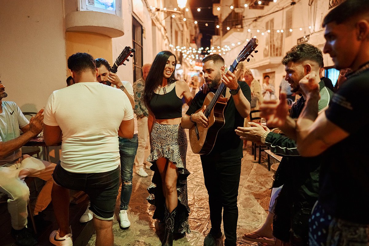 B Jones reivindica el espíritu rumbero de Ibiza revisitando el clásico ‘Bamboléo’ de Gipsy Kings dlvr.it/T9Kn1k