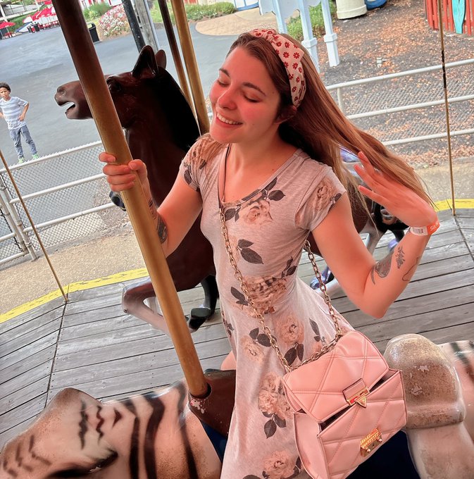POV: we&rsquo;re on a date and I said if you don&rsquo;t ride the carousel with me, I&rsquo;ll die. https://t.co/8mwsH