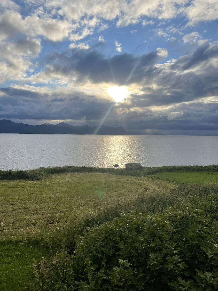 Det finnes gode ting. I kveld kom jeg hit og her blir jeg en stund.