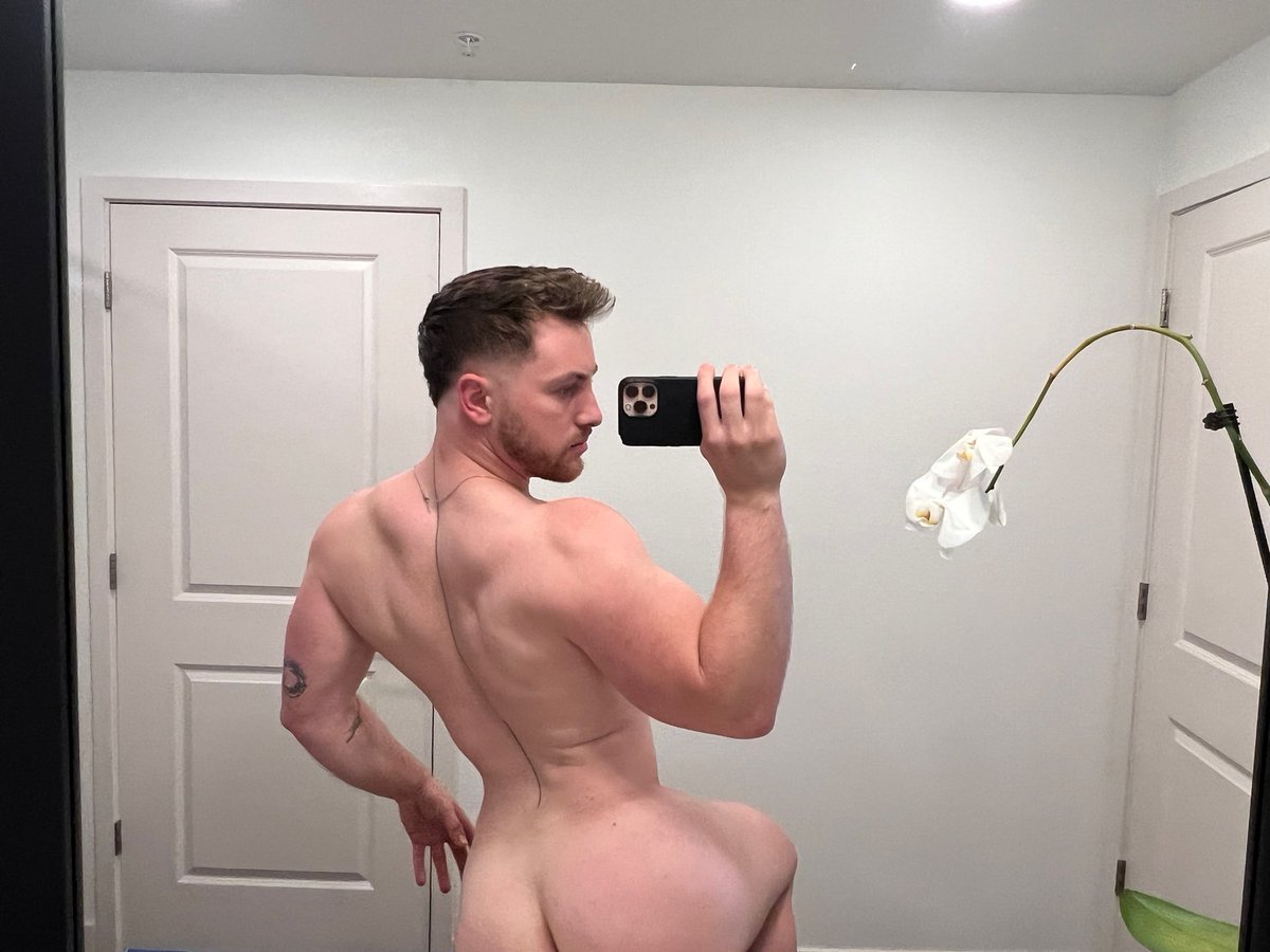 himboanonymous's tweet photo. Really need my back to grow 😭 https://t.co/GfbEKWXNvp