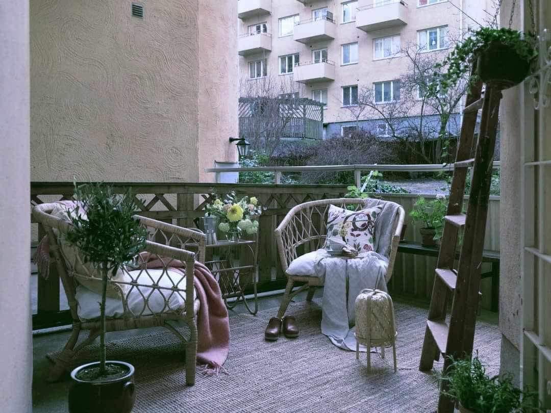 و نقعد نحكي.