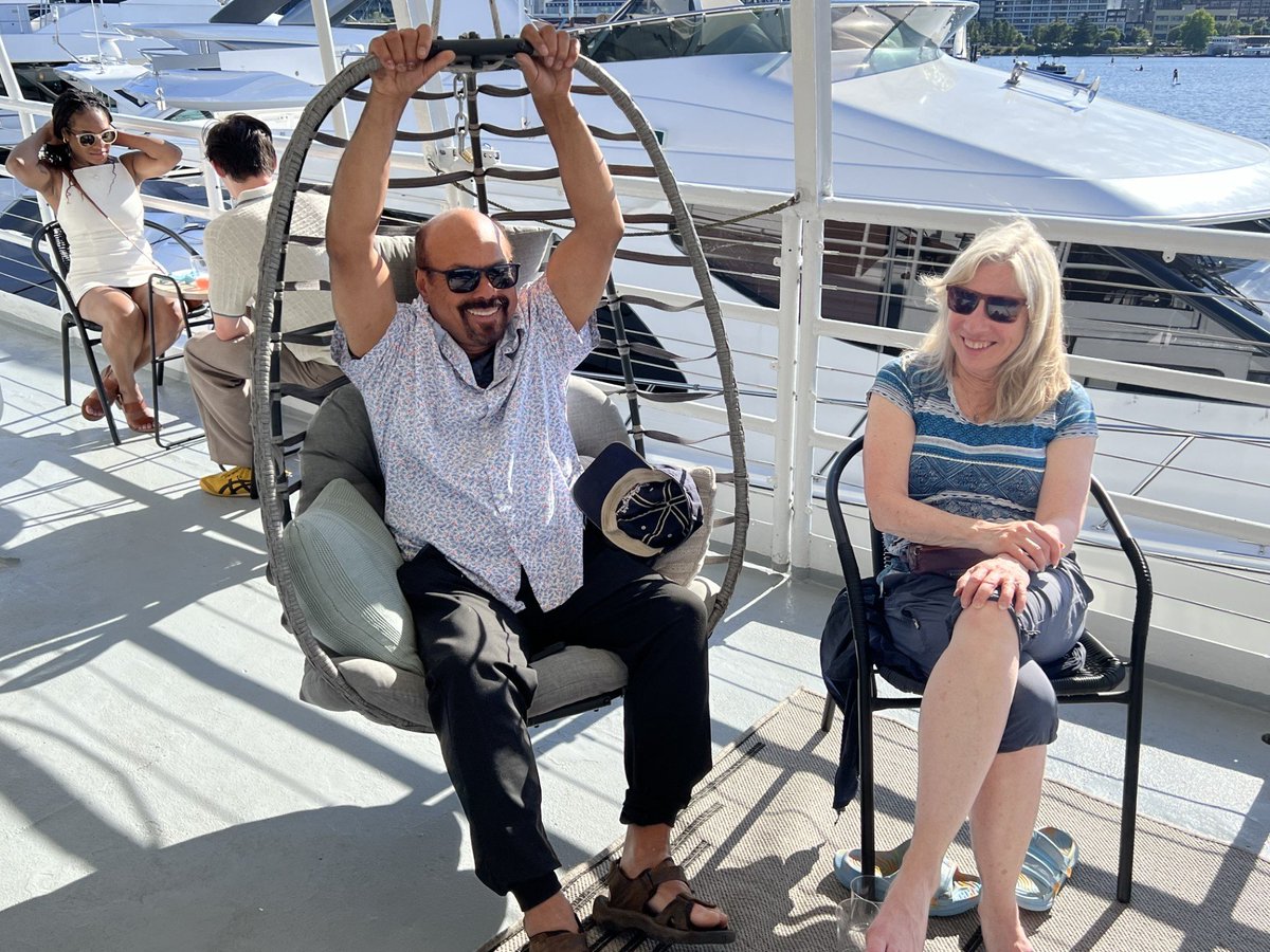 Enjoying the July sunshine on our Unwind Cruises 🍹😎

#waterwayscruises #Cruise #Seattle #SeattleWa #Seattleevents #Unwind #seattlelakes #Summer #Summercruise