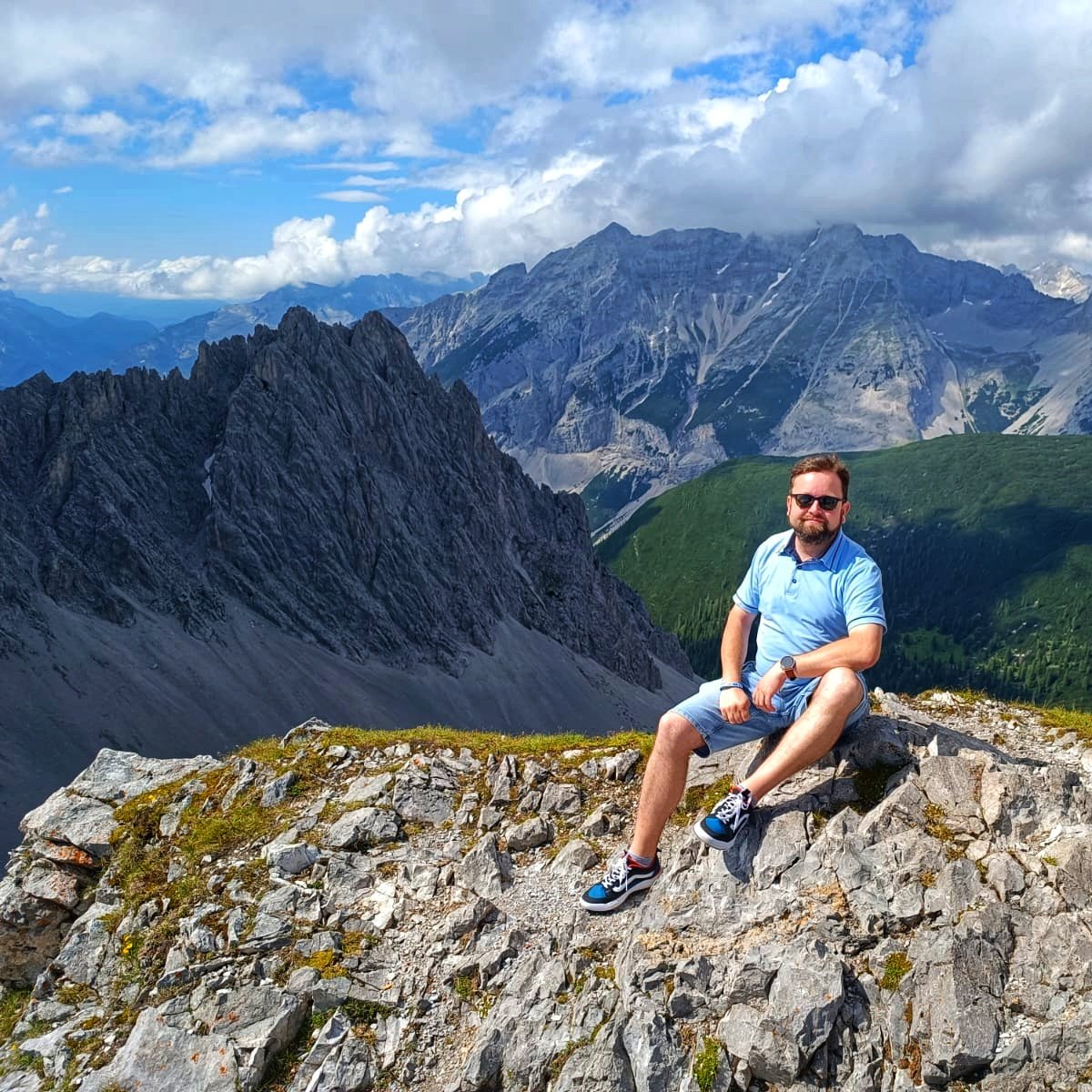 "Nikdy mě neomrzí modrá obloha a hory." - Dolly Parton 🗻🚠 Krátké letní rozjímání nad Innsbruckem na vrcholu Hafelekar. 🇦🇹😎👍 #thealps #alpen #alpy #innsbruck #hafelekar