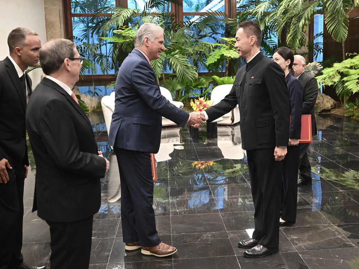✍️| Sentimientos de amistad, gratitud y admiración entre naciones marcaron la jornada del lunes en la mañana, en el Palacio de la Revolución, cuando el Presidente <a href="/DiazCanelB/">Miguel Díaz-Canel Bermúdez</a> recibió las Cartas Credenciales de tres nuevos embajadores.

🔗| presidencia.gob.cu/es/noticias/re…
.
.
.
#Cuba 🇨🇺