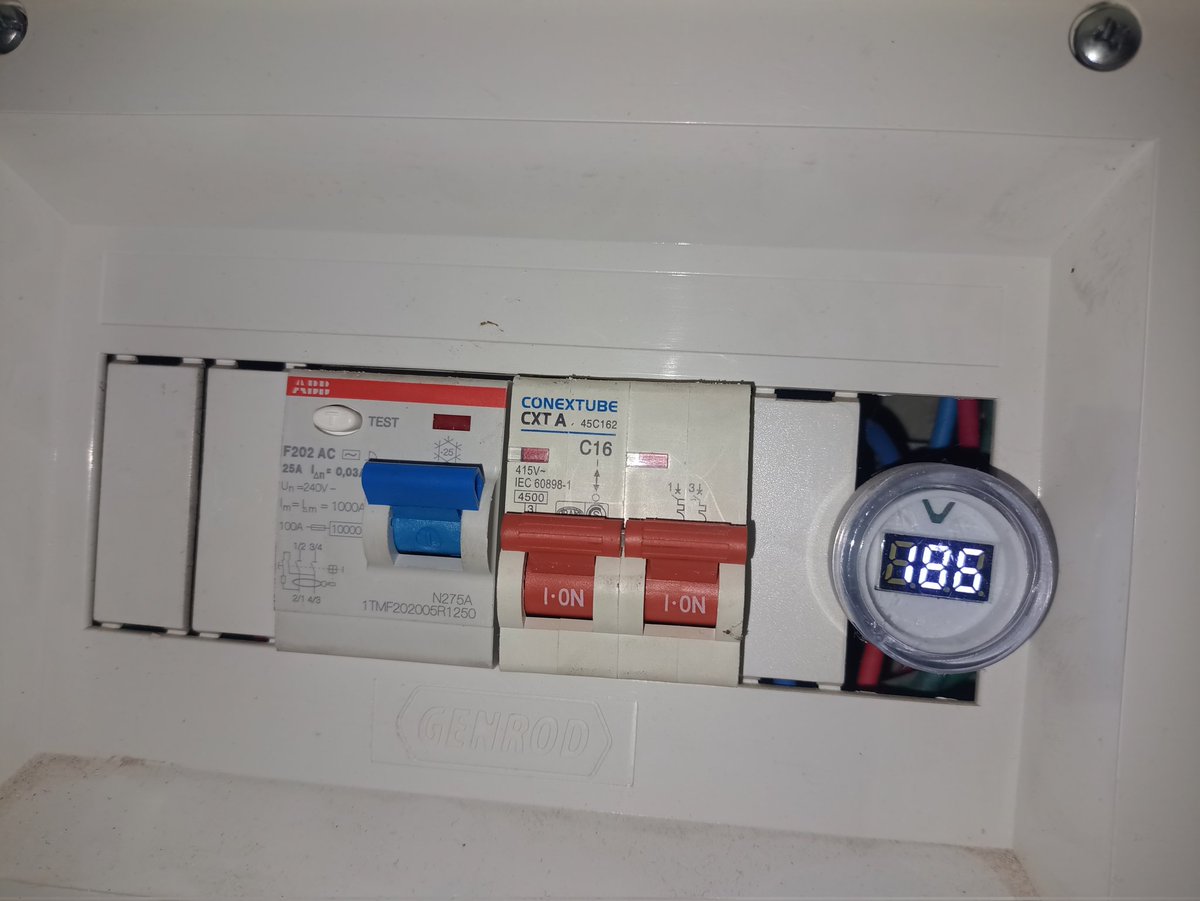 Mirá <a href="/EDELAP__Oficial/">Edelap</a> querés quemar todos mis artefactos eléctricos? Te generamos el reclamo N° 5426591. Esa es la respuesta por WhatsApp y se la pasan por el tuje