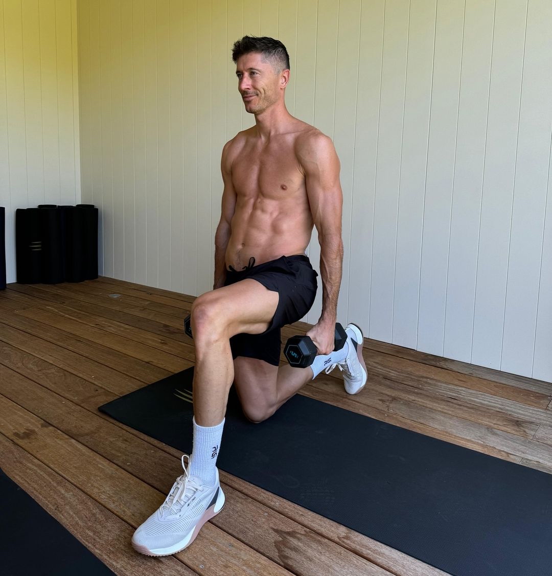 FCBarcelona's tweet photo. No days off 💪 https://t.co/fPu9GY63Zf