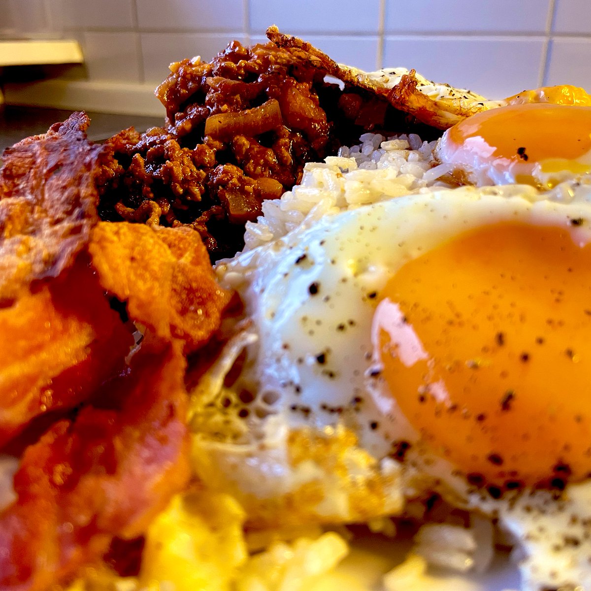 JayGuevara82's tweet photo. #Chili #FriedRice #Bacon #Eggs

#Dinner #HelsKitchen #FoodPorn #LeftoverPorn #ChiliPorn #BaconPorn #FriedRicePorn #EggPorn https://t.co/8SDW66o23Q