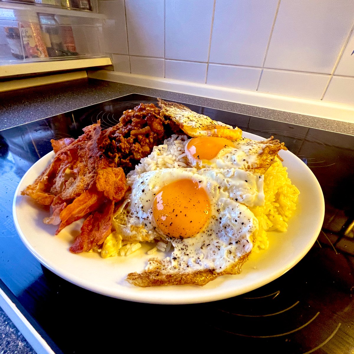 JayGuevara82's tweet photo. #Chili #FriedRice #Bacon #Eggs

#Dinner #HelsKitchen #FoodPorn #LeftoverPorn #ChiliPorn #BaconPorn #FriedRicePorn #EggPorn https://t.co/8SDW66o23Q