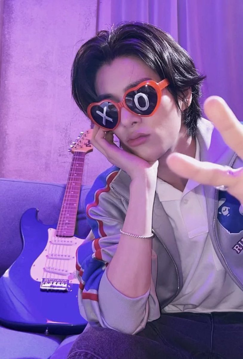 cr_zzzzzzzz's tweet photo. petición NACIONAL para que todas mis engenes llevemos estas gafas al music bank 💋 https://t.co/K9WexoDHXK